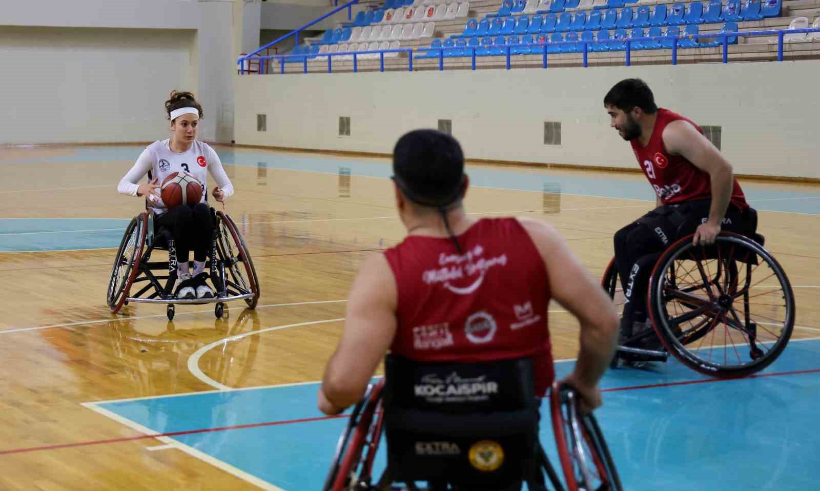 Motosiklet kazasında engelli kalan genç kız, hayata basketbolla tutundu
