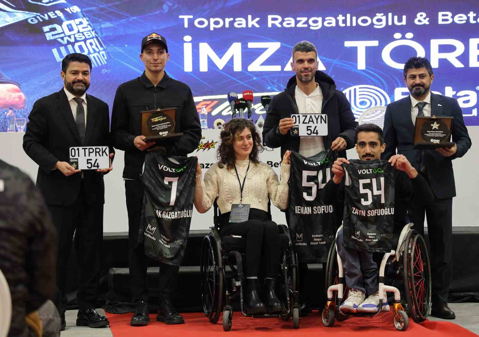 Motosiklet kazasında engelli kalan genç kız, hayata basketbolla tutundu
