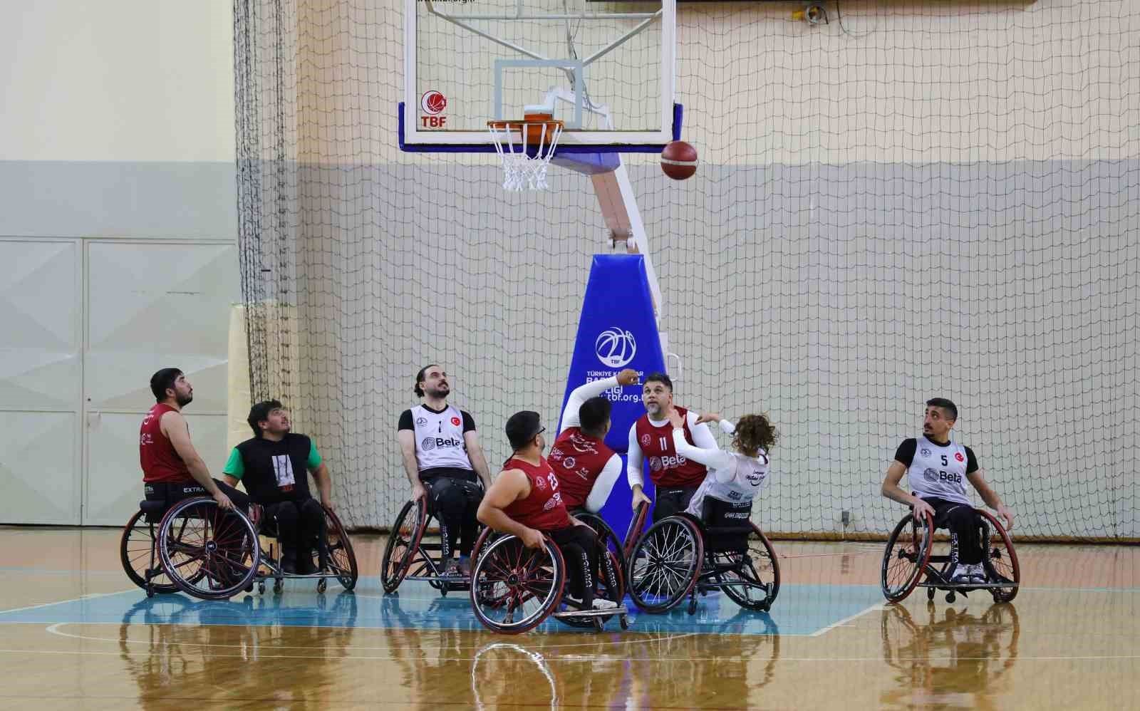 Motosiklet kazasında engelli kalan genç kız, hayata basketbolla tutundu
