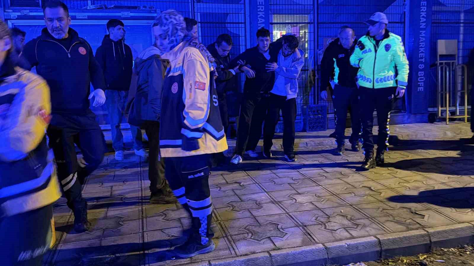 Motosiklet kazasında yaralanıp hastaneye gitmek istemeyen genci polis ikna etti
