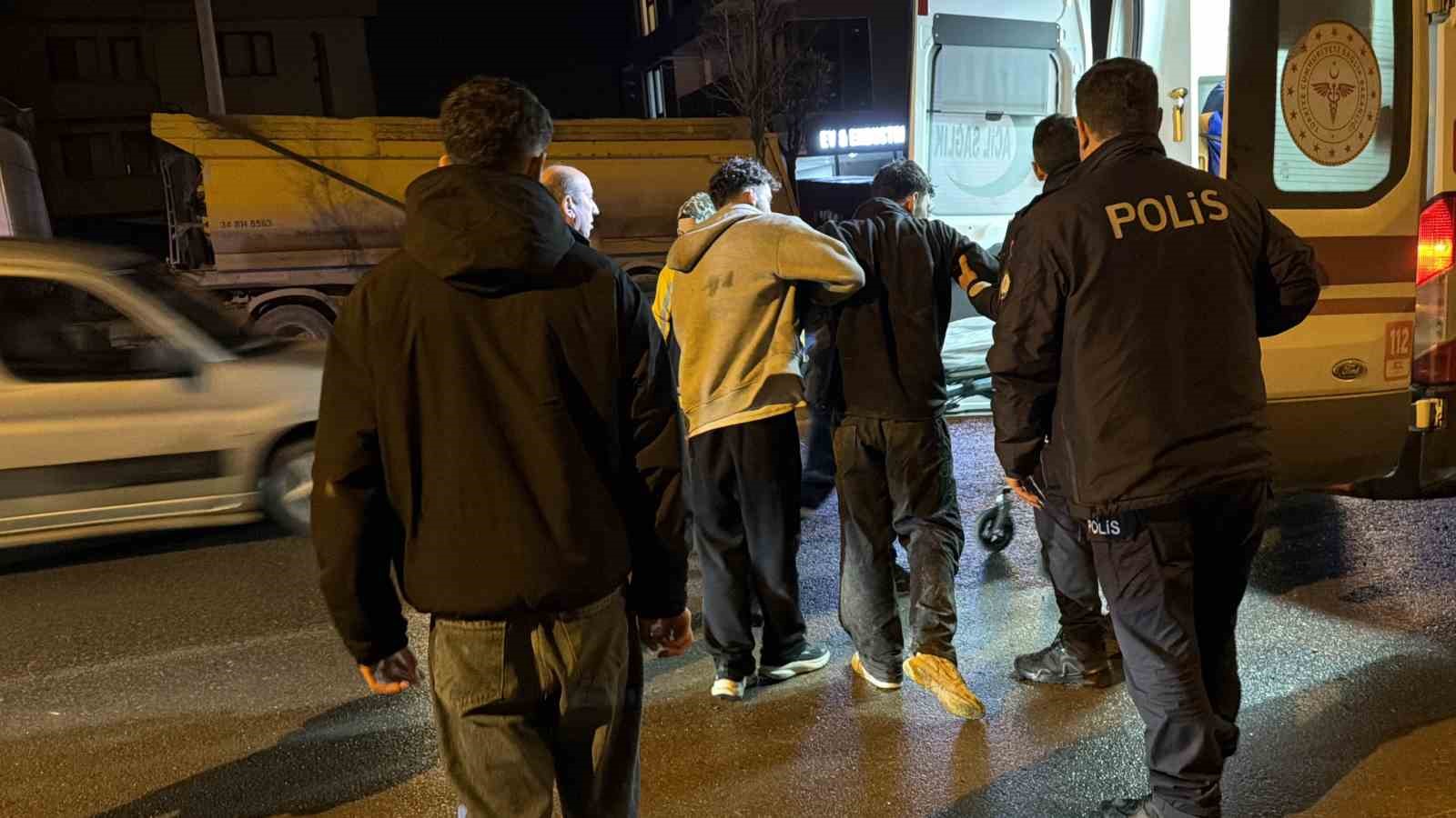 Motosiklet kazasında yaralanıp hastaneye gitmek istemeyen genci polis ikna etti
