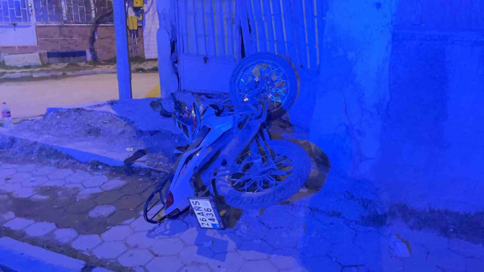Motosiklet önce yayaya ardından duvara çarptı: 3 yaralı
