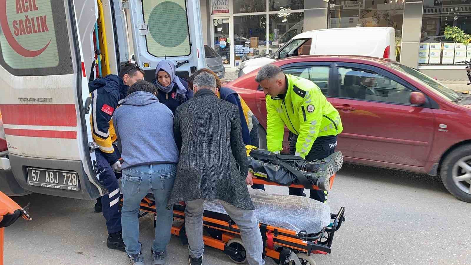 Motosiklet otomobile arkadan çarptı: 1 yaralı
