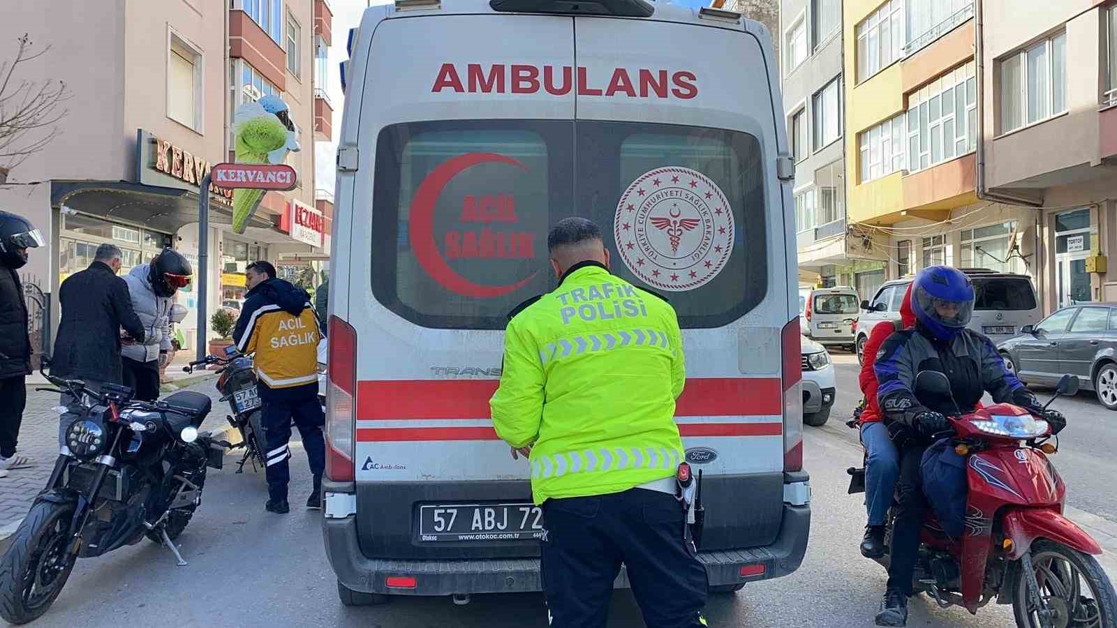 Motosiklet otomobile arkadan çarptı: 1 yaralı
