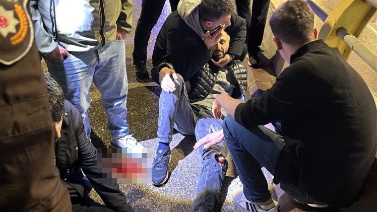 Motosiklet, otomobile arkadan çarptı: 2 yaralı
