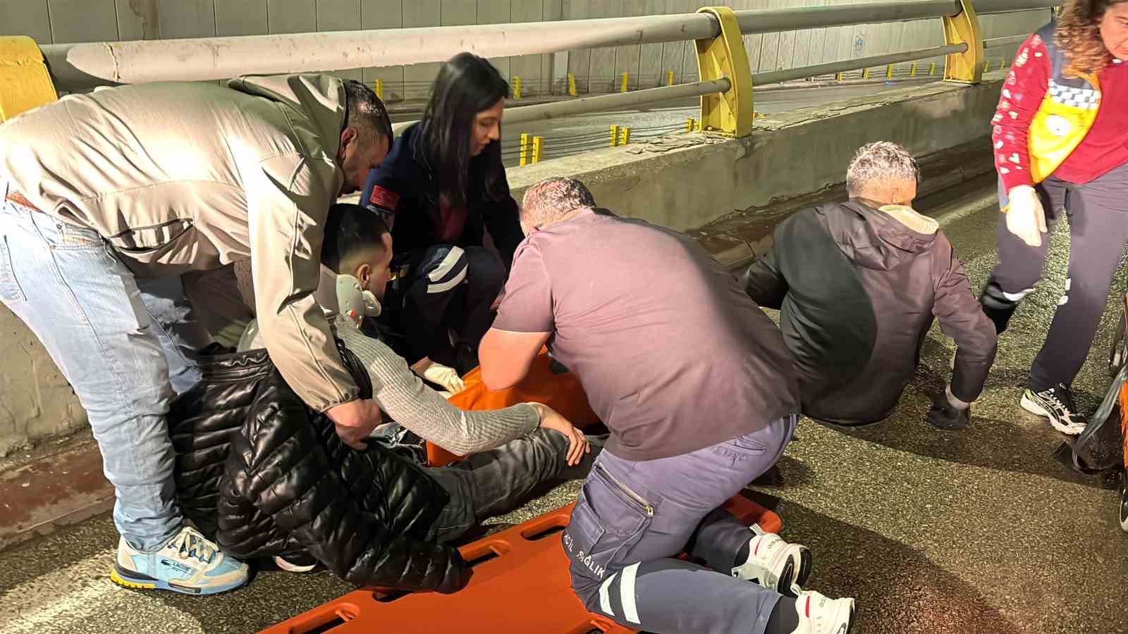 Motosiklet, otomobile arkadan çarptı: 2 yaralı
