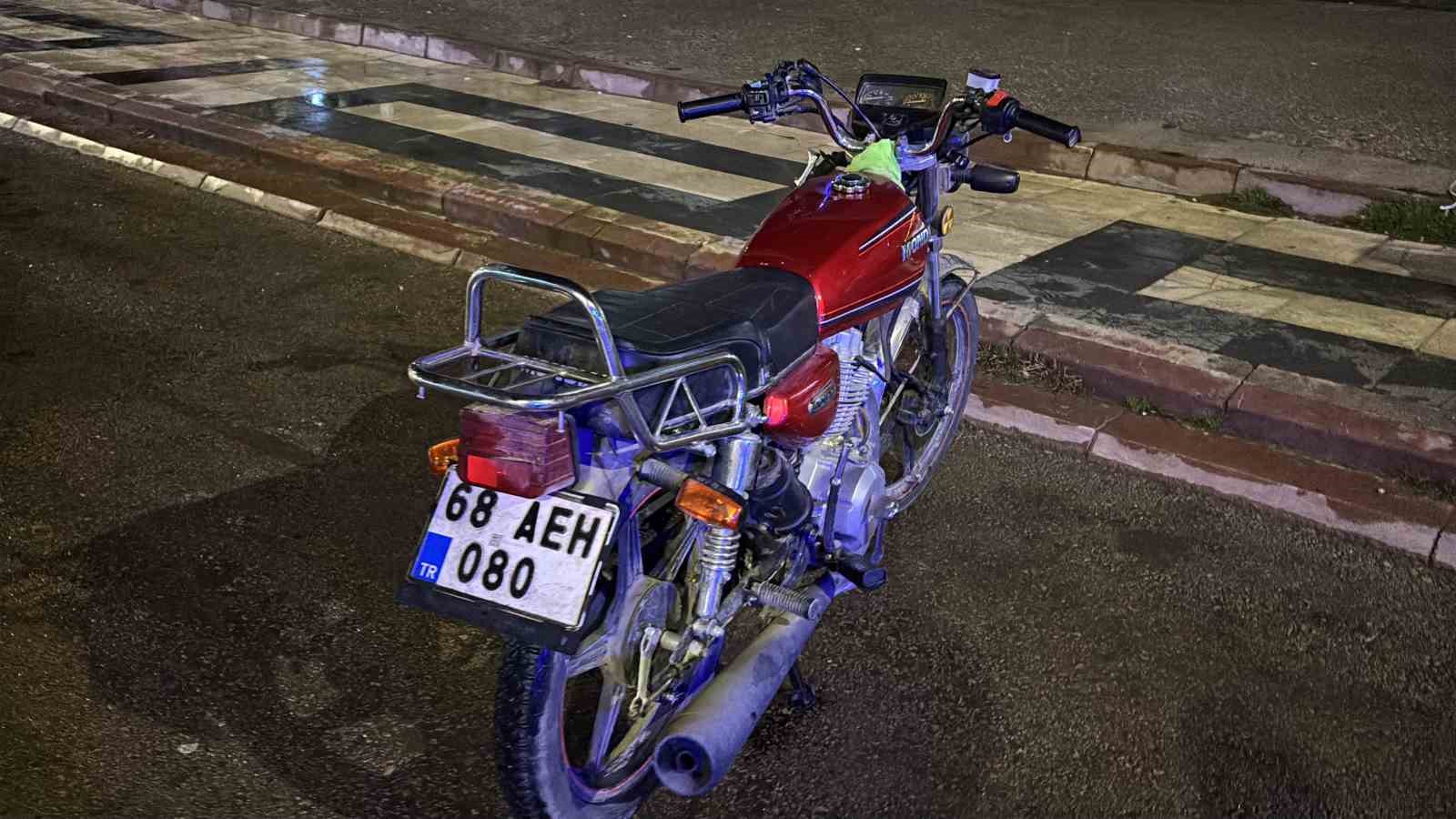 Motosiklet, otomobile arkadan çarptı: 2 yaralı
