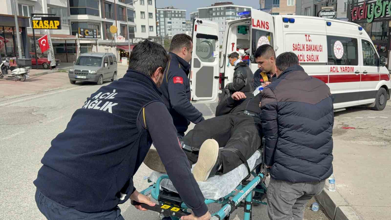 Motosiklet otomobile çarptı, 2 kardeş yaralandı
