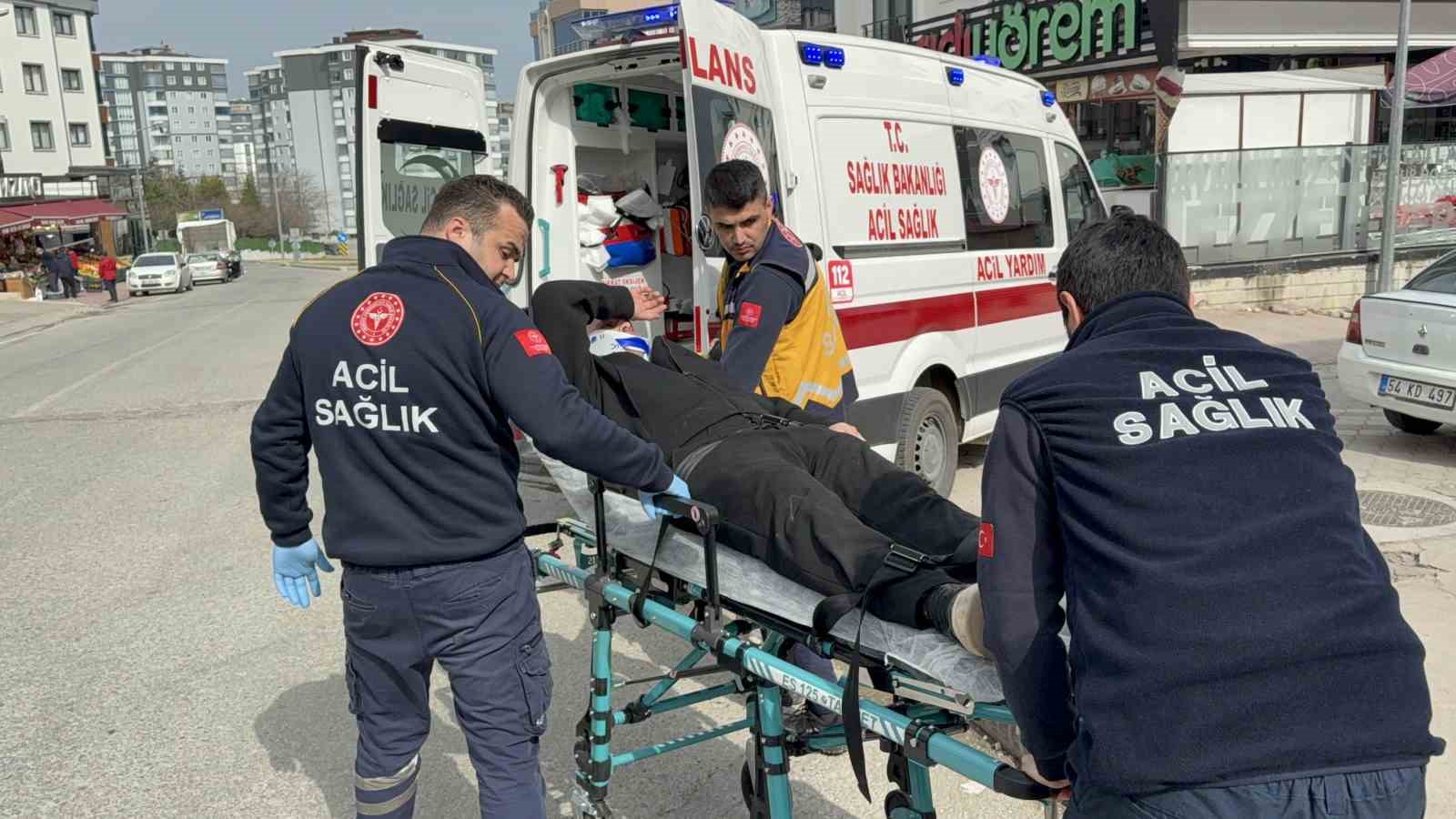 Motosiklet otomobile çarptı, 2 kardeş yaralandı
