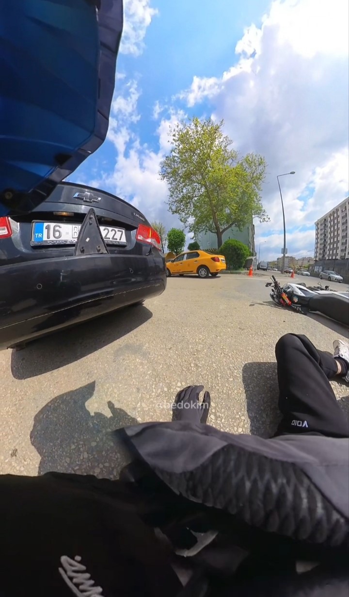 Motosiklet otomobile çarptı... O anlar kask kamerasına yansıdı
