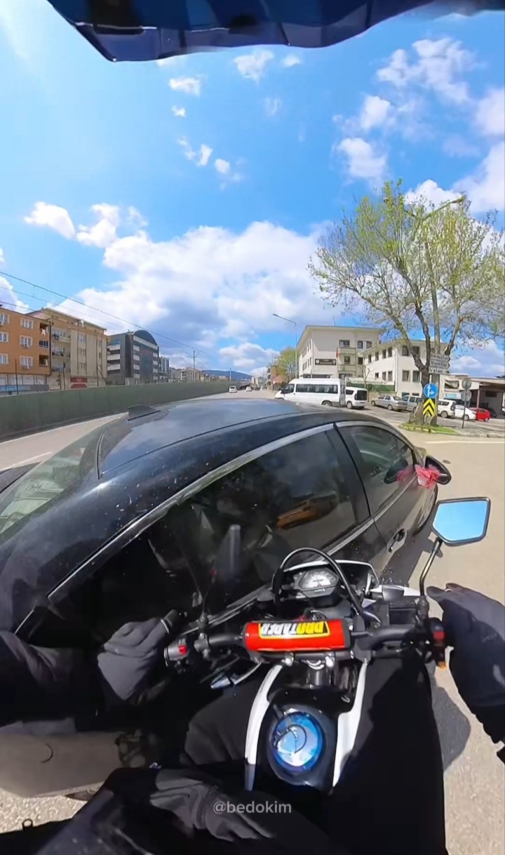 Motosiklet otomobile çarptı... O anlar kask kamerasına yansıdı
