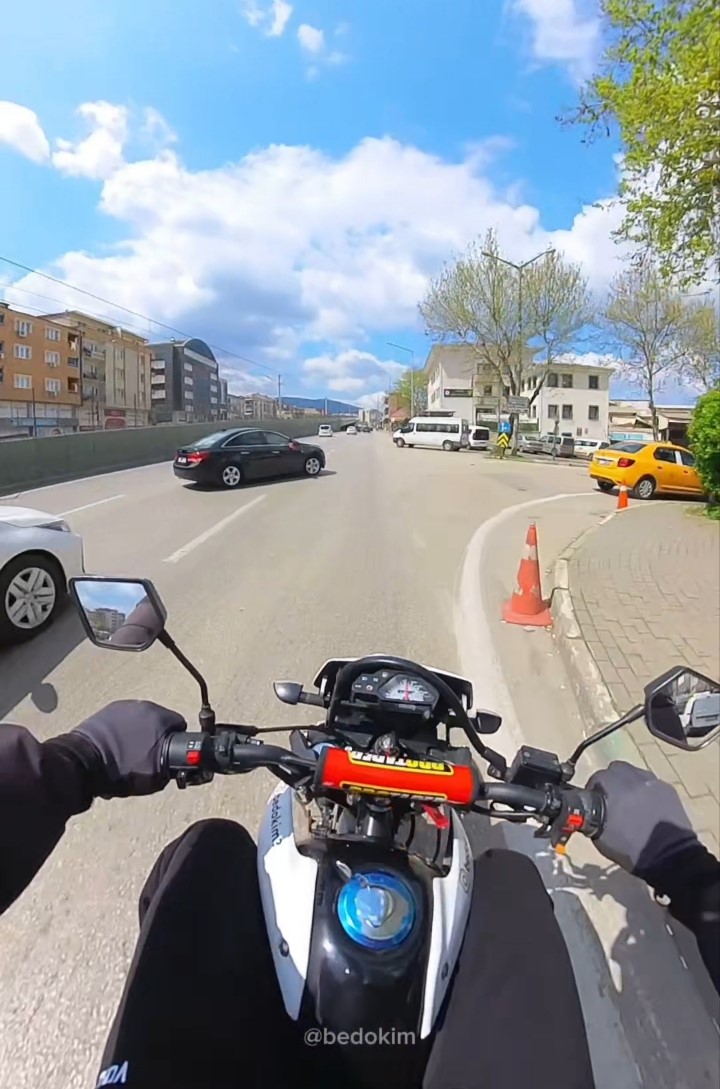 Motosiklet otomobile çarptı... O anlar kask kamerasına yansıdı
