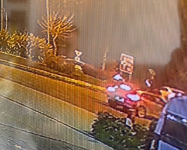 Motosiklet otomobile ok gibi saplandı: Kaza anı kamerada
