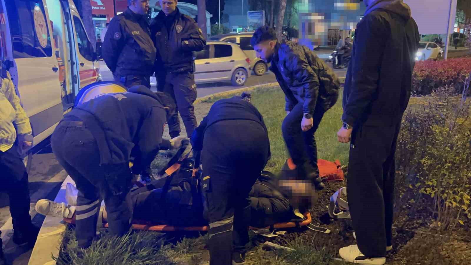 Motosiklet otomobile ok gibi saplandı: Kaza anı kamerada
