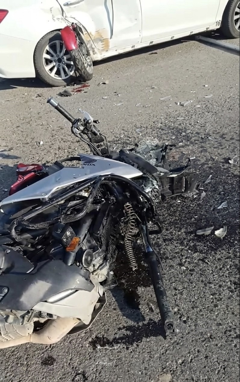 Motosiklet otomobile ok gibi saplandı
