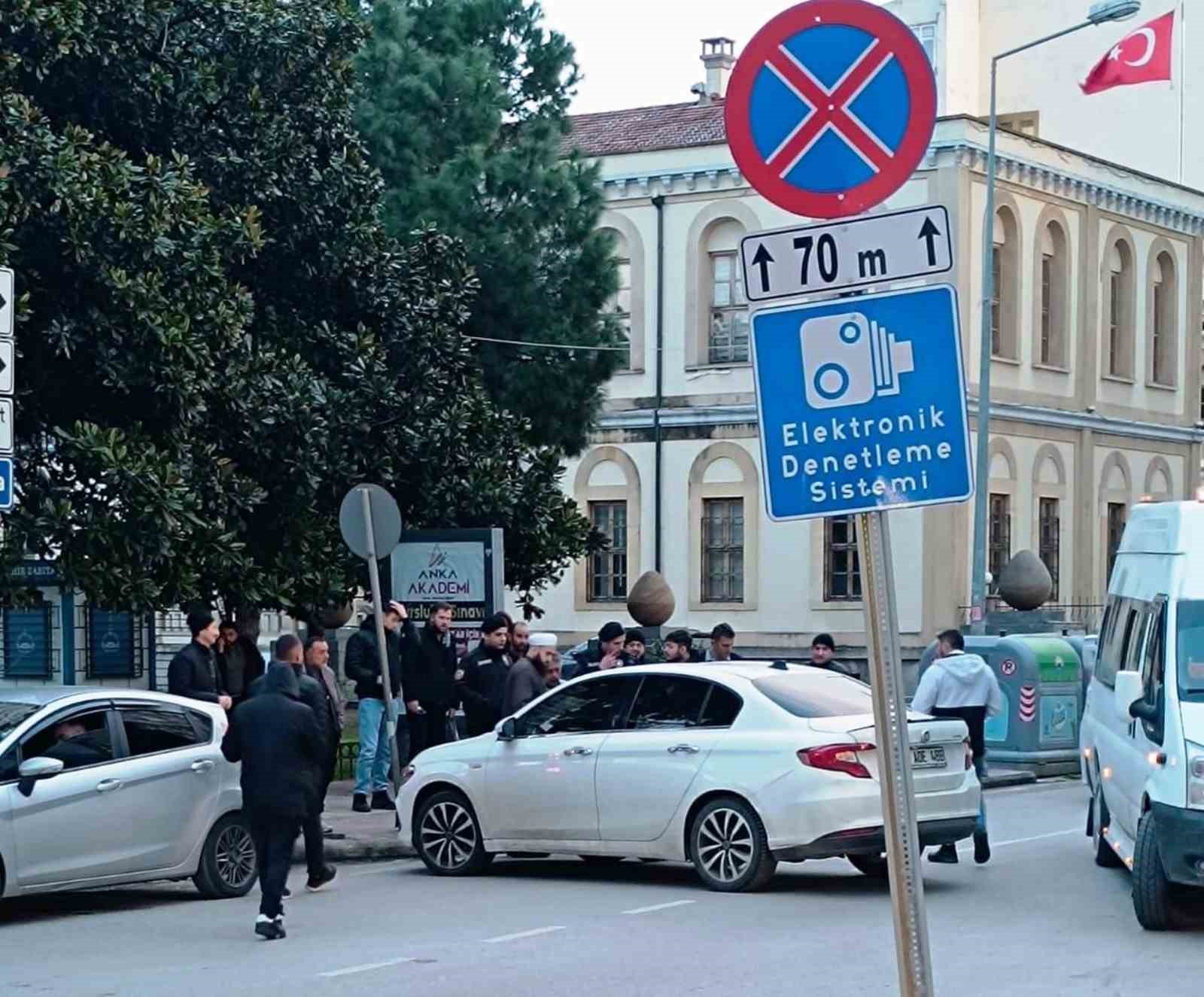 Motosiklet otomobile saplandı
