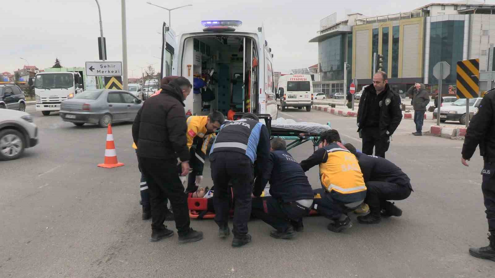 Motosiklet otomobille çarpıştı: 1 yaralı
