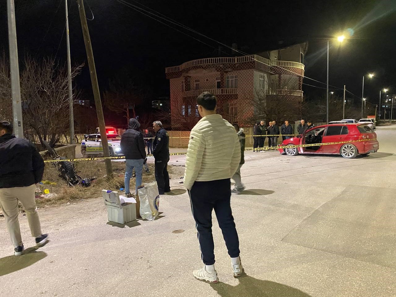 Motosiklet otomobille kafa kafaya çarpıştı: 1 ölü, 2 yaralı
