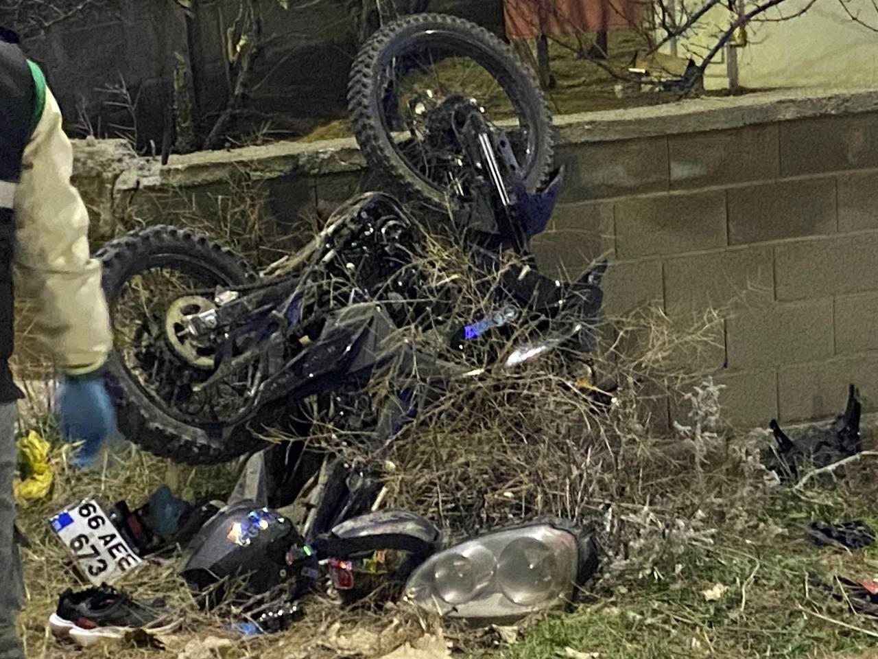 Motosiklet otomobille kafa kafaya çarpıştı: 1 ölü, 2 yaralı
