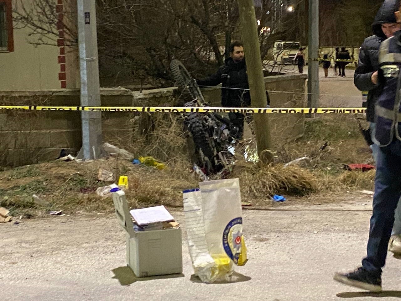 Motosiklet otomobille kafa kafaya çarpıştı: 1 ölü, 2 yaralı
