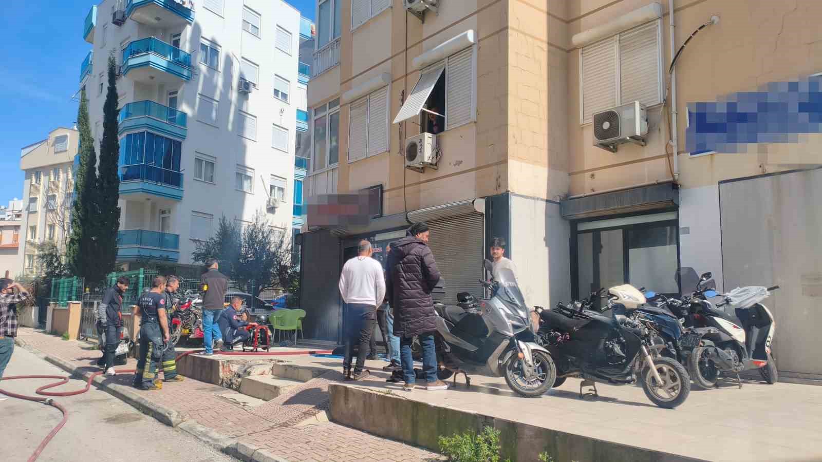 Motosiklet tamirhanesindeki yangın korkuttu
