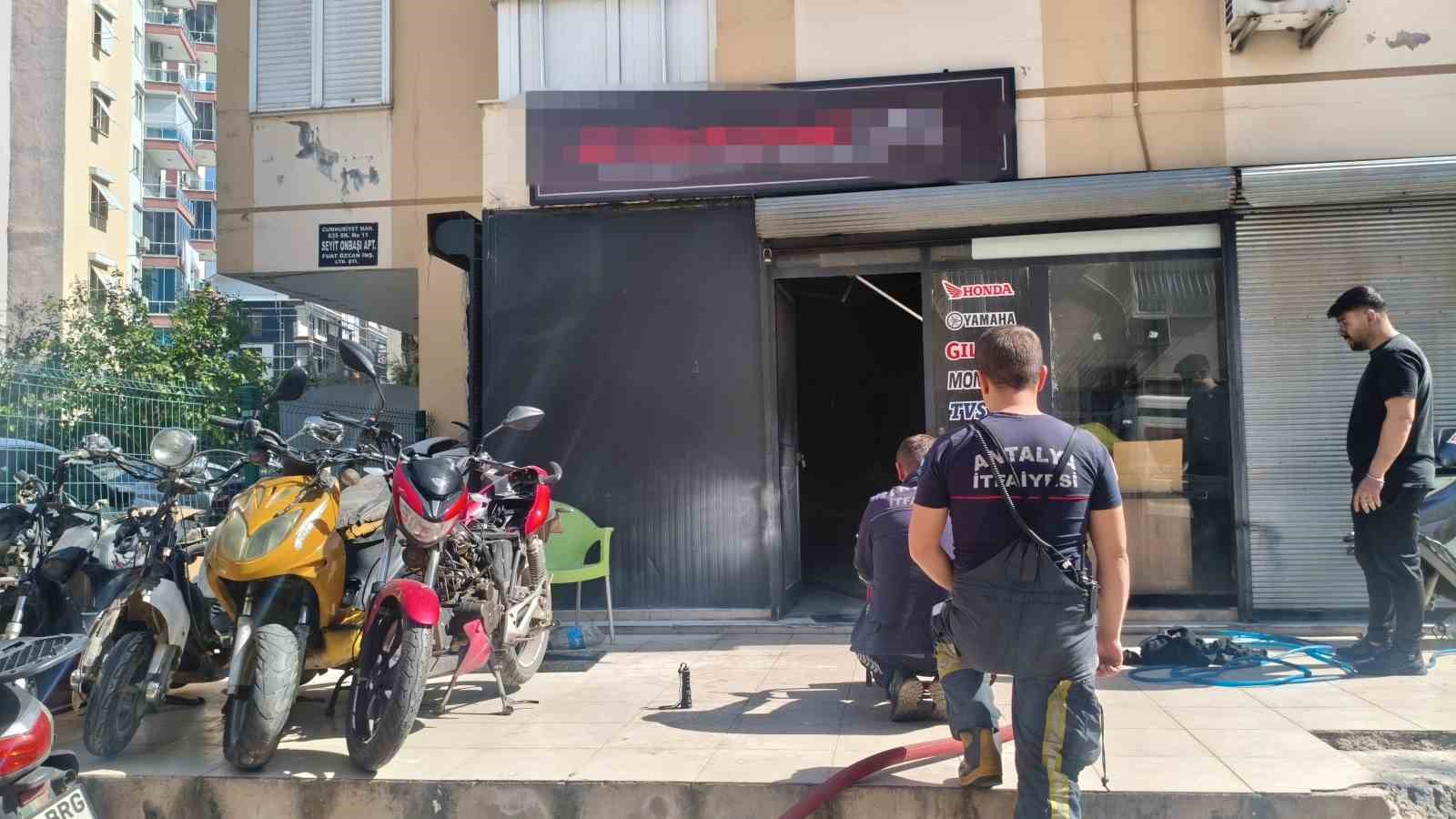 Motosiklet tamirhanesindeki yangın korkuttu
