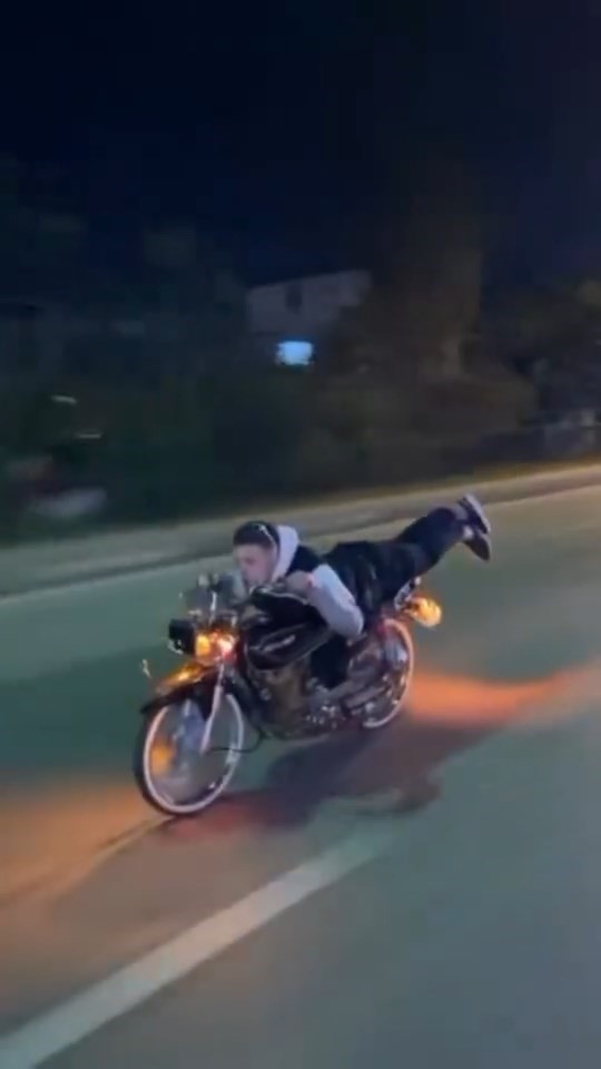 Motosiklet üzerinde tehlikeli şov
