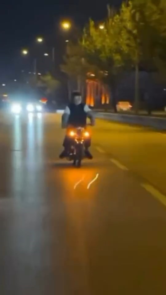 Motosiklet üzerinde tehlikeli şov
