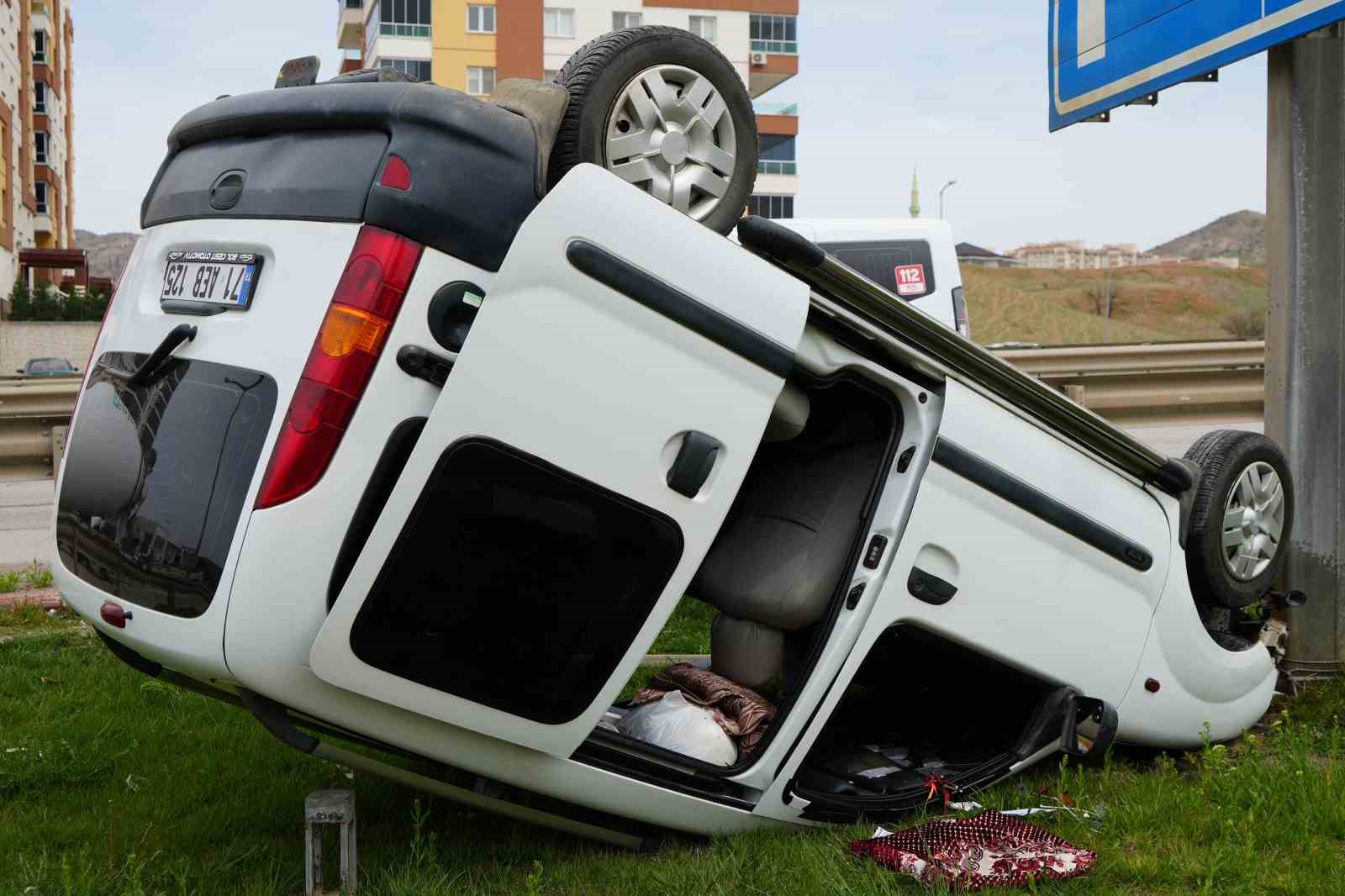 Motosiklete çarpan hafif ticari araç takla attı: Yaralı sürücünün yardımına vatandaşlar koştu
