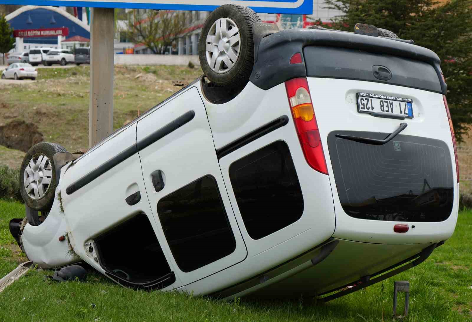 Motosiklete çarpan hafif ticari araç takla attı: Yaralı sürücünün yardımına vatandaşlar koştu
