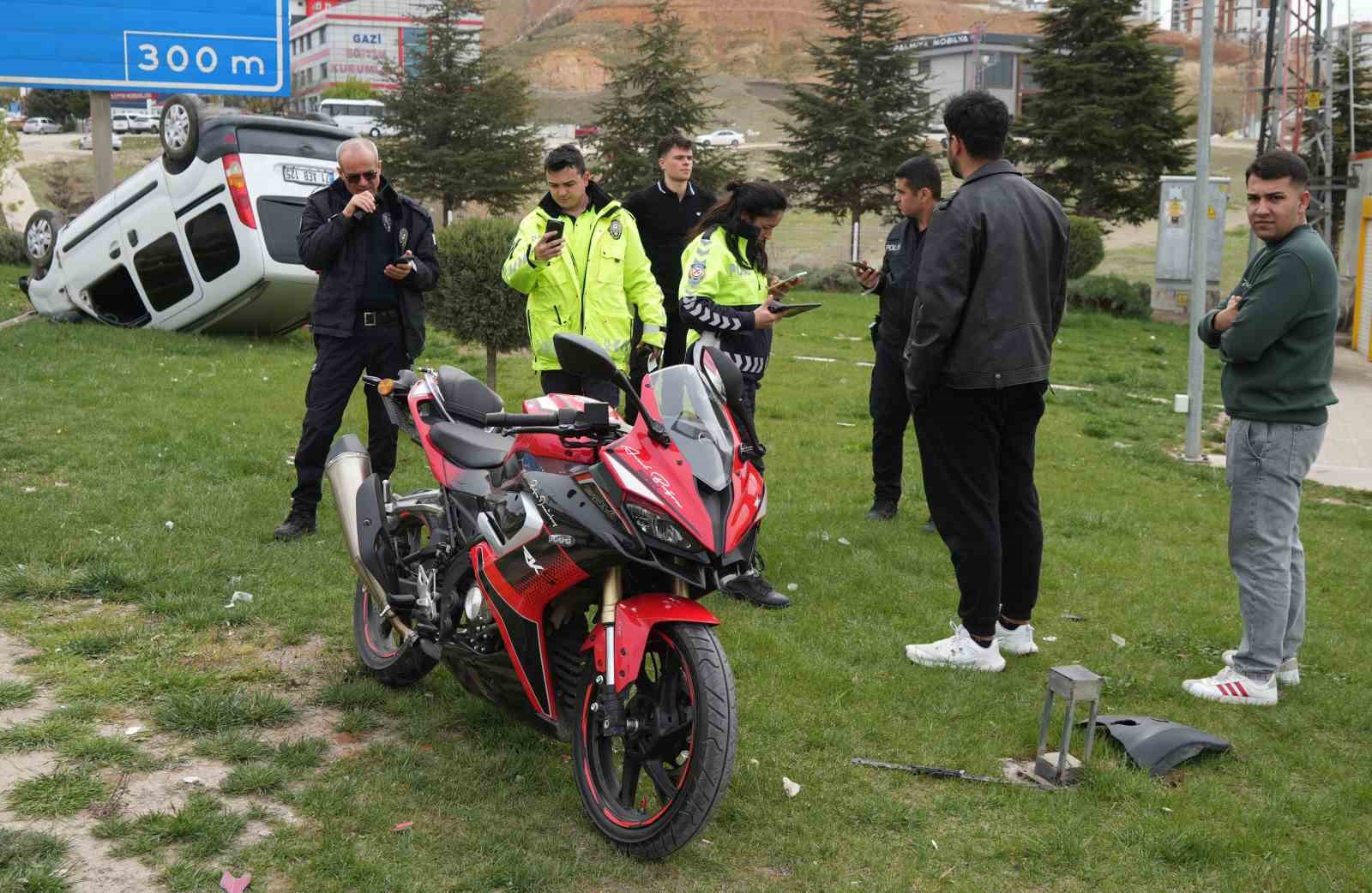 Motosiklete çarpan hafif ticari araç takla attı: Yaralı sürücünün yardımına vatandaşlar koştu
