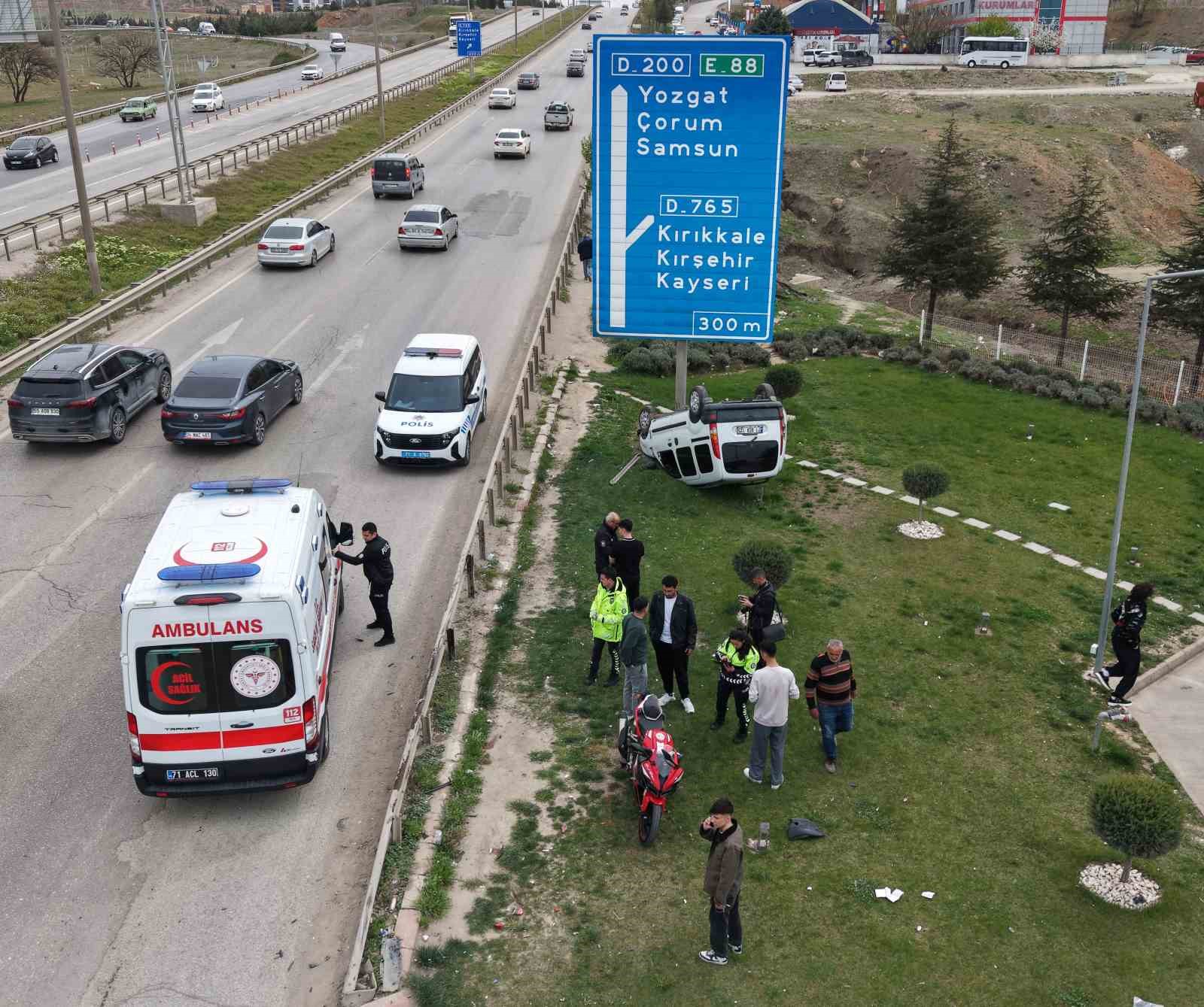 Motosiklete çarpan hafif ticari araç takla attı: Yaralı sürücünün yardımına vatandaşlar koştu
