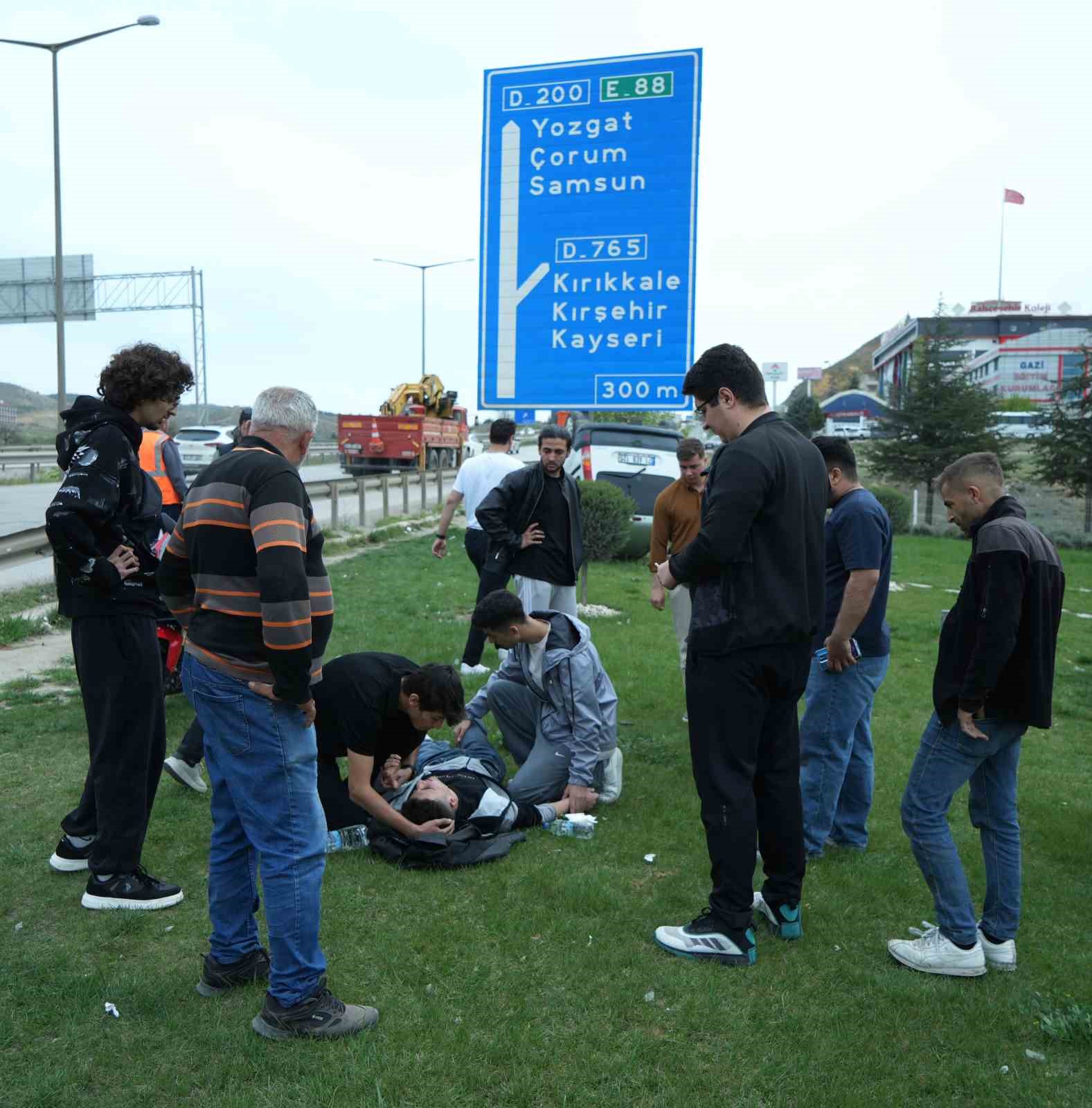 Motosiklete çarpan hafif ticari araç takla attı: Yaralı sürücünün yardımına vatandaşlar koştu
