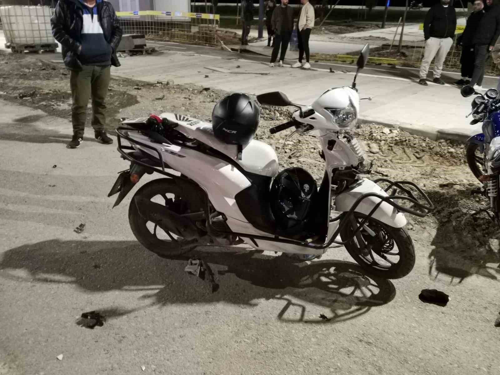 Motosiklete çarpan otomobil takla atarak ters döndü: 2 yaralı
