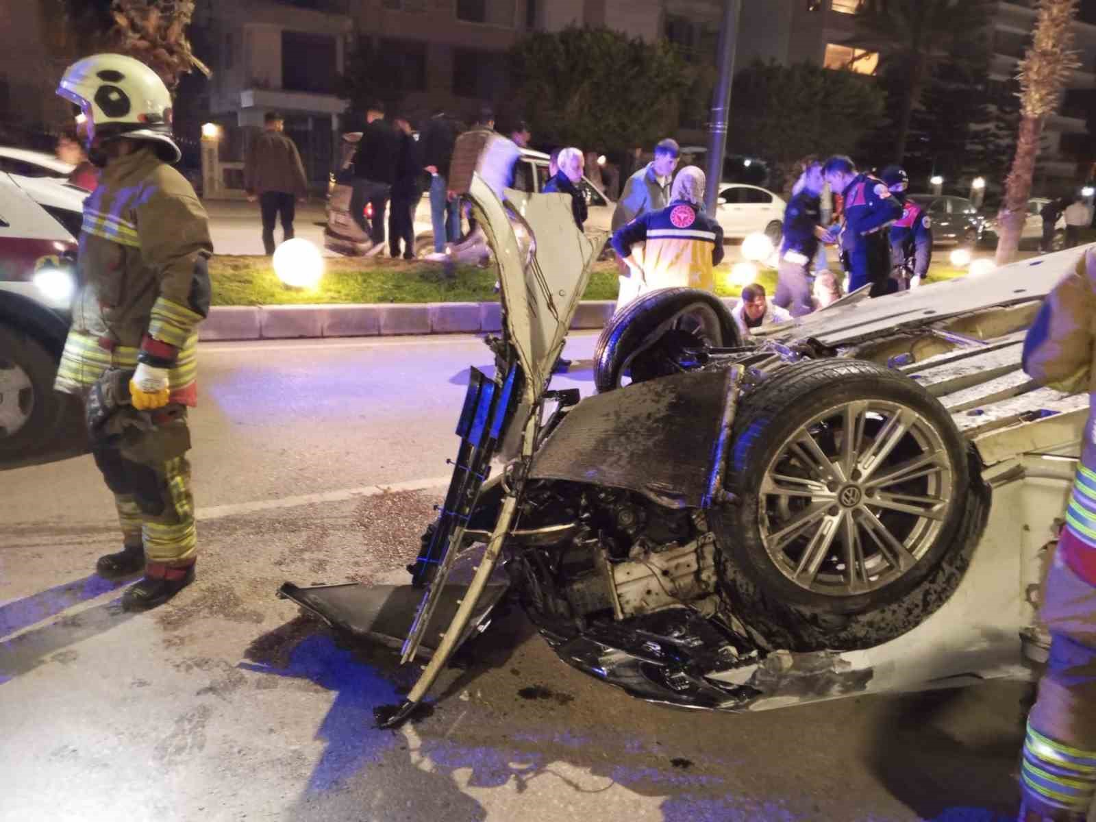 Motosiklete çarpan otomobil takla atarak ters döndü: 2 yaralı
