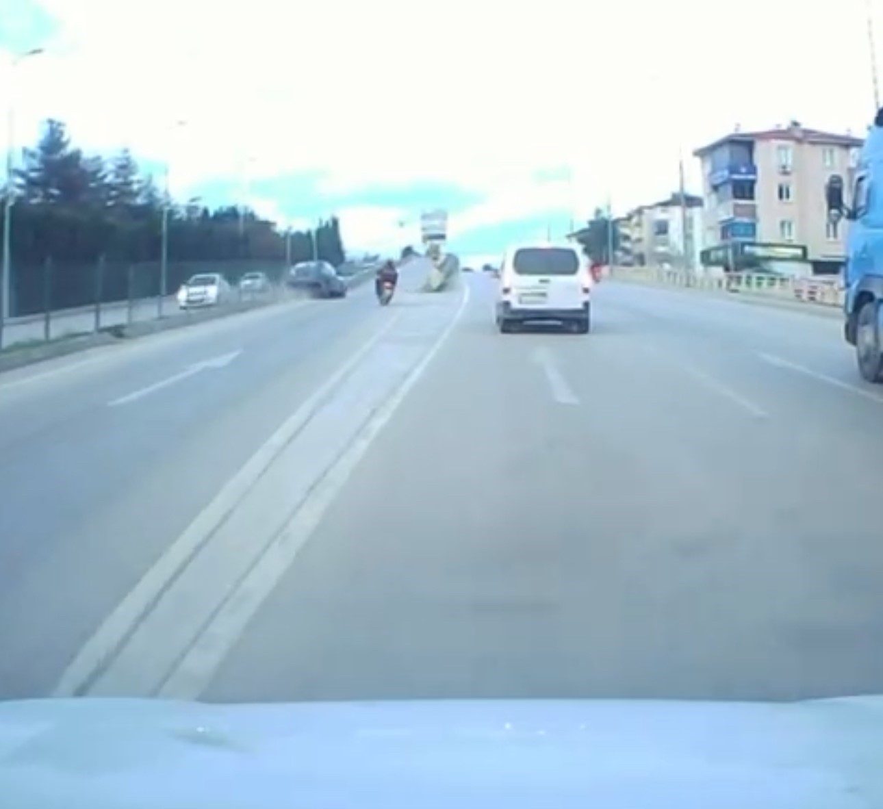 Motosiklete çarpmamak için direksiyonu kırdı, otomobil refüje çarptı
