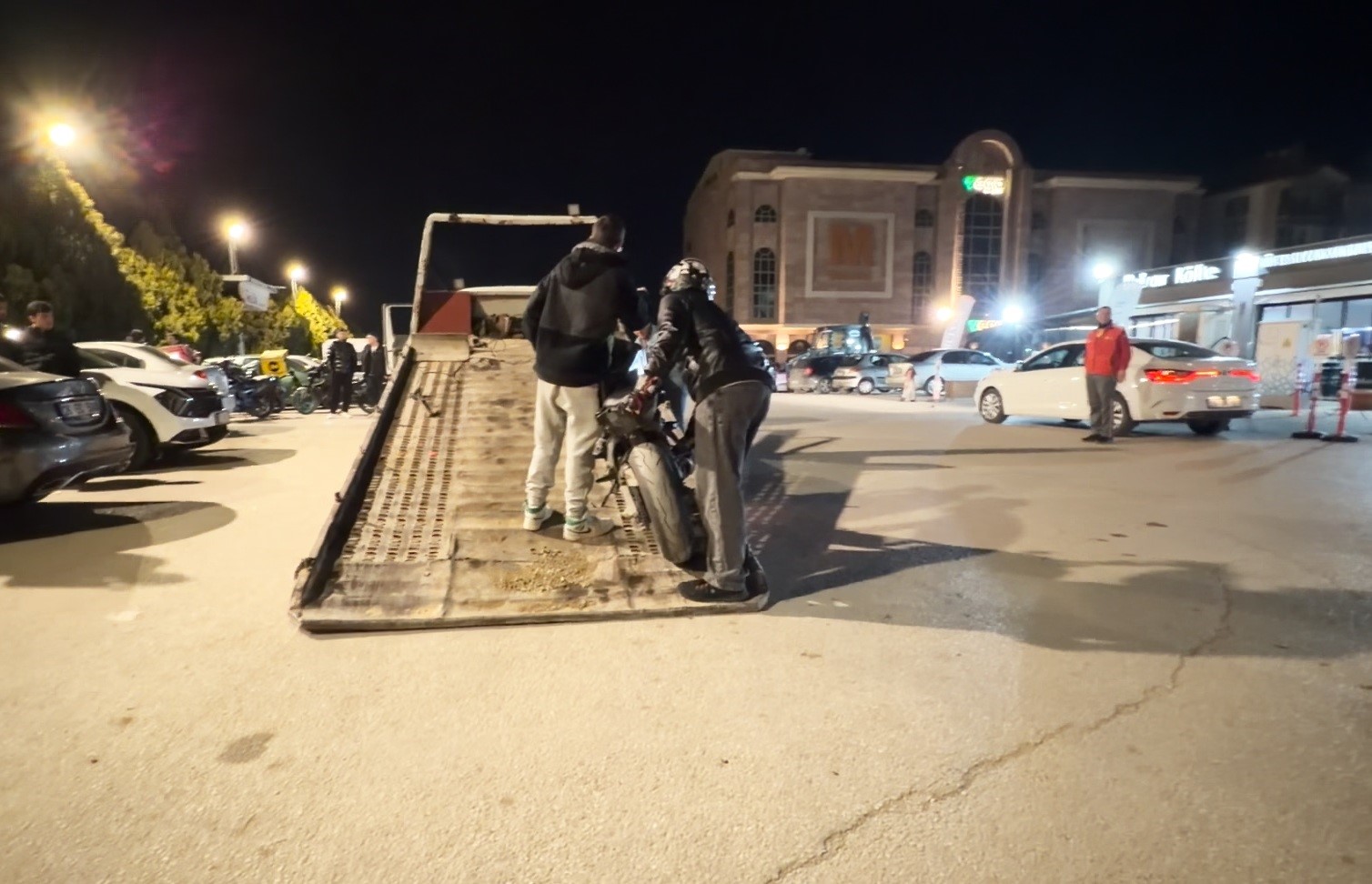 Motosikleti bağlanan sürücü 58 bin TL’lik ceza tutanağı ile poz verdi
