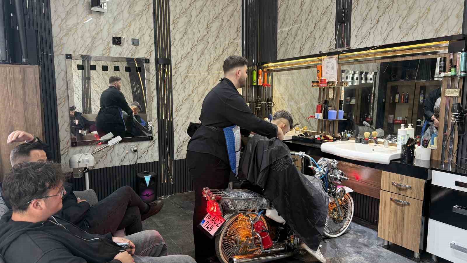 Motosikleti berber koltuğuna dönüştürdü, gençler sıraya girdi
