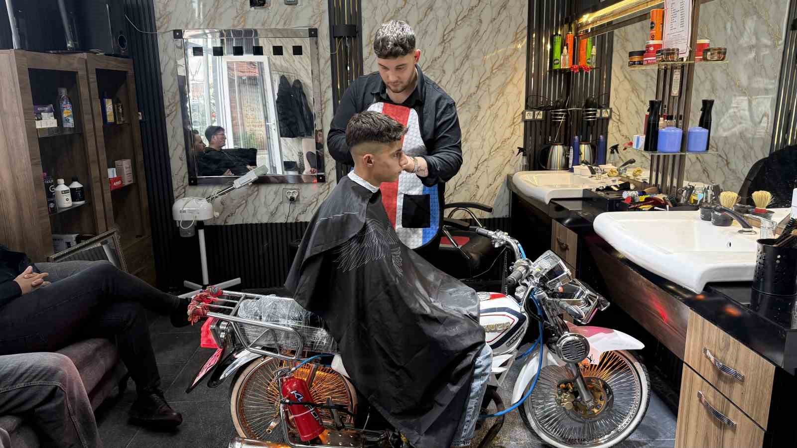 Motosikleti berber koltuğuna dönüştürdü, gençler sıraya girdi
