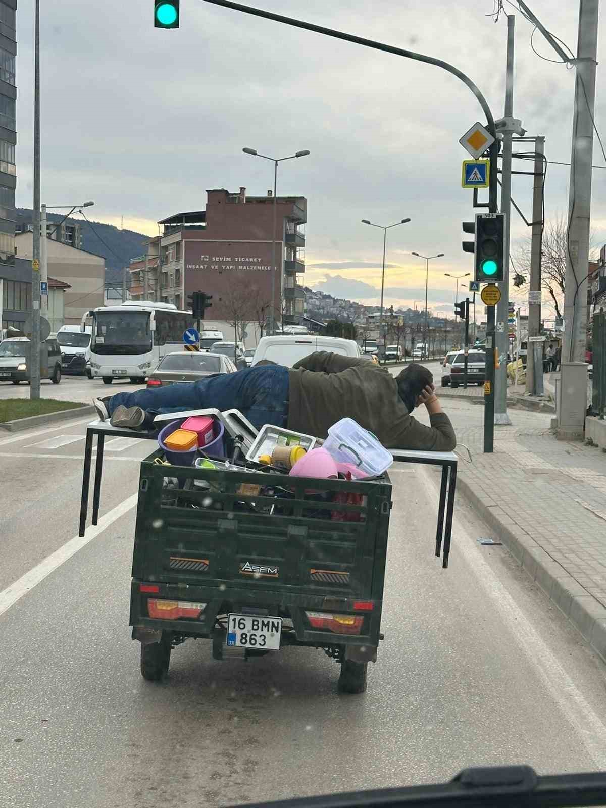 Motosikletin arkasında yatarak tehlikeli yolculuk
