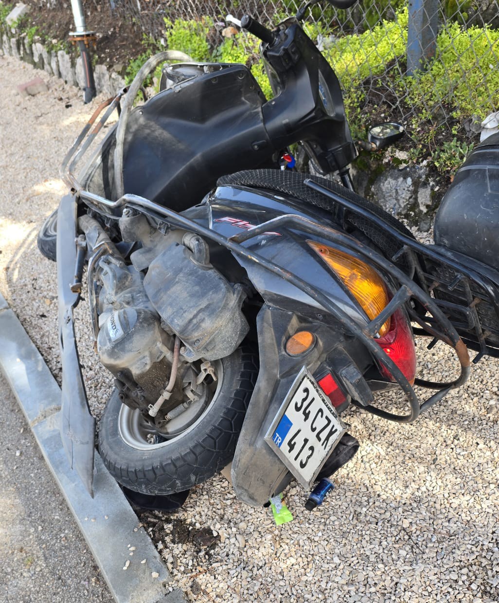 Motosikletin kontrolünü kaybeden sürücü ağır yaralandı
