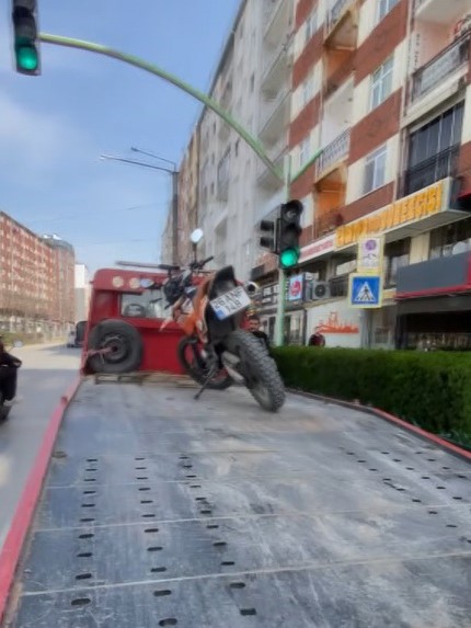 Motosikletin önünü kaldırarak yaptığı paylaşım 49 bin TL’ye mal oldu

