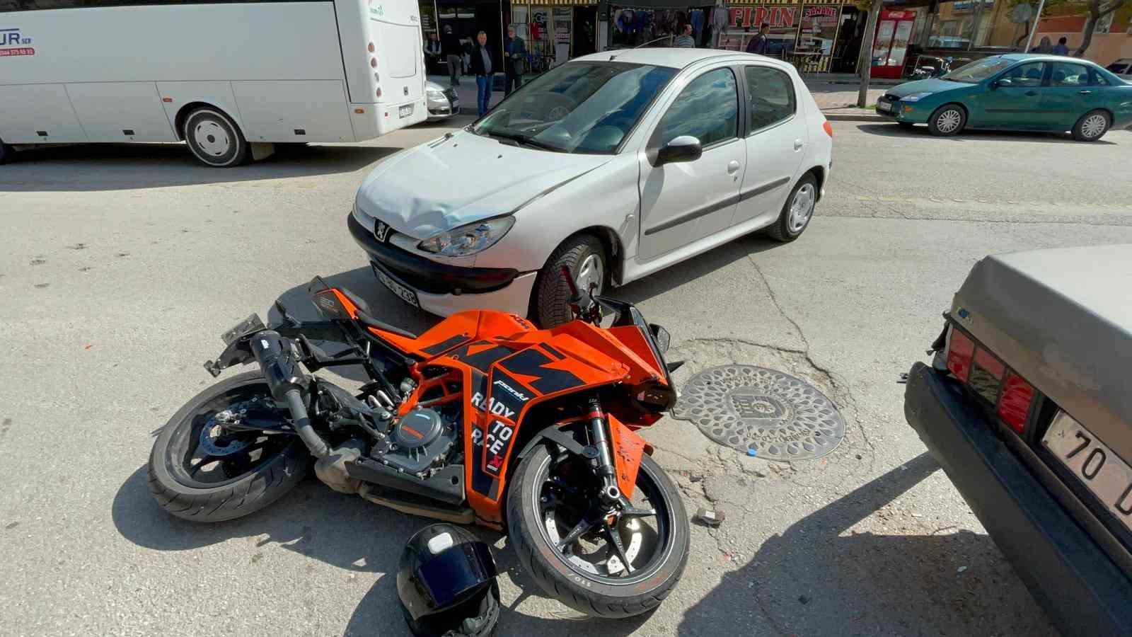 Motosikletin otomobille çarpıştığı kaza kamerada: 1 yaralı
