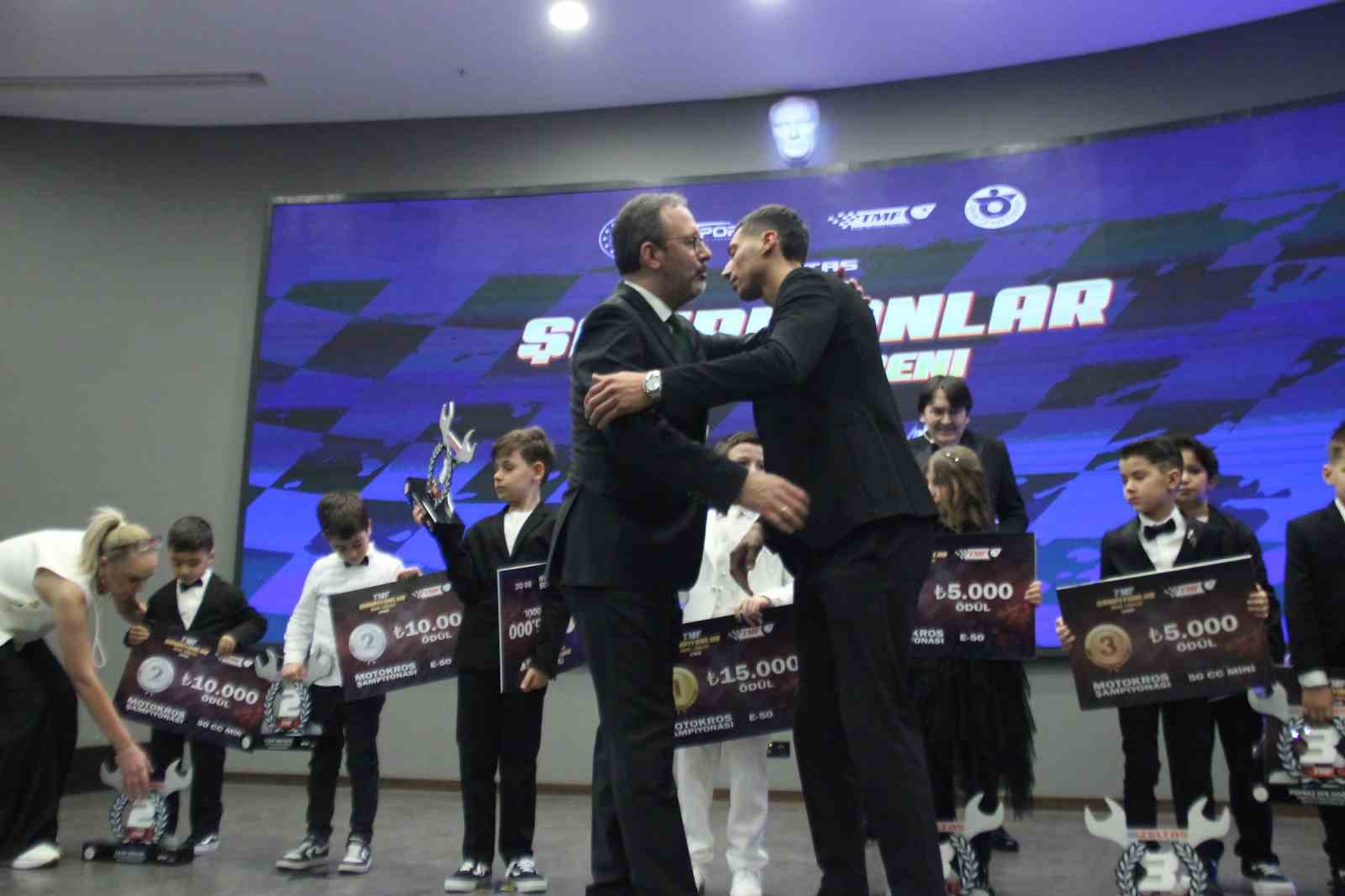 Motosikletin şampiyonları kupalarına İzmir’de kavuştu
