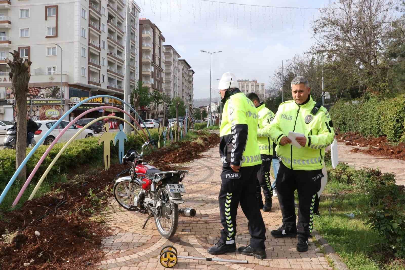Motosikletin yayalara çarptığı kaza kamerada: Baba ve bebeği yaralandı
