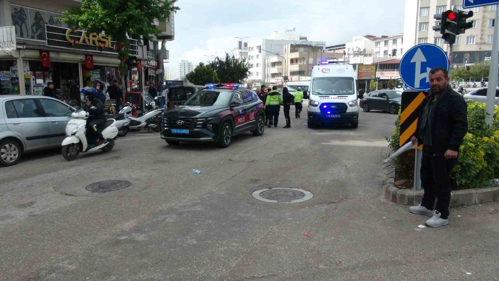 Motosikletin yayalara çarptığı kaza kamerada: Baba ve bebeği yaralandı
