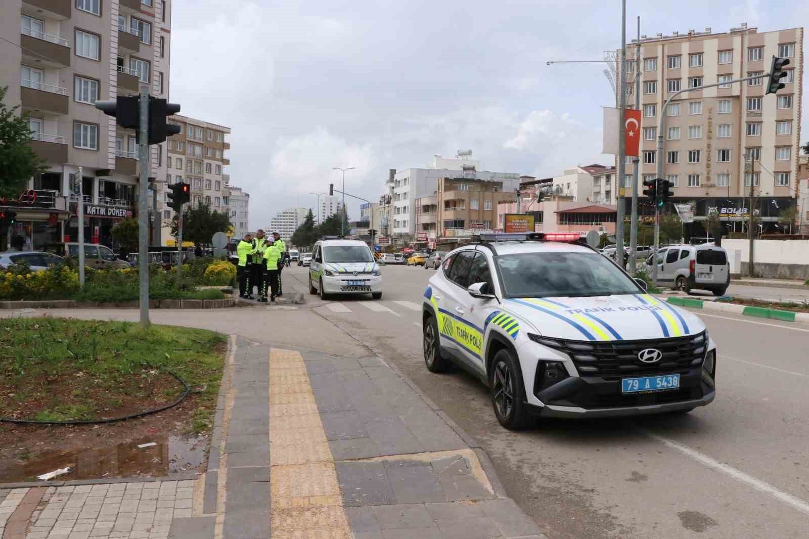 Motosikletin yayalara çarptığı kaza kamerada: Baba ve bebeği yaralandı
