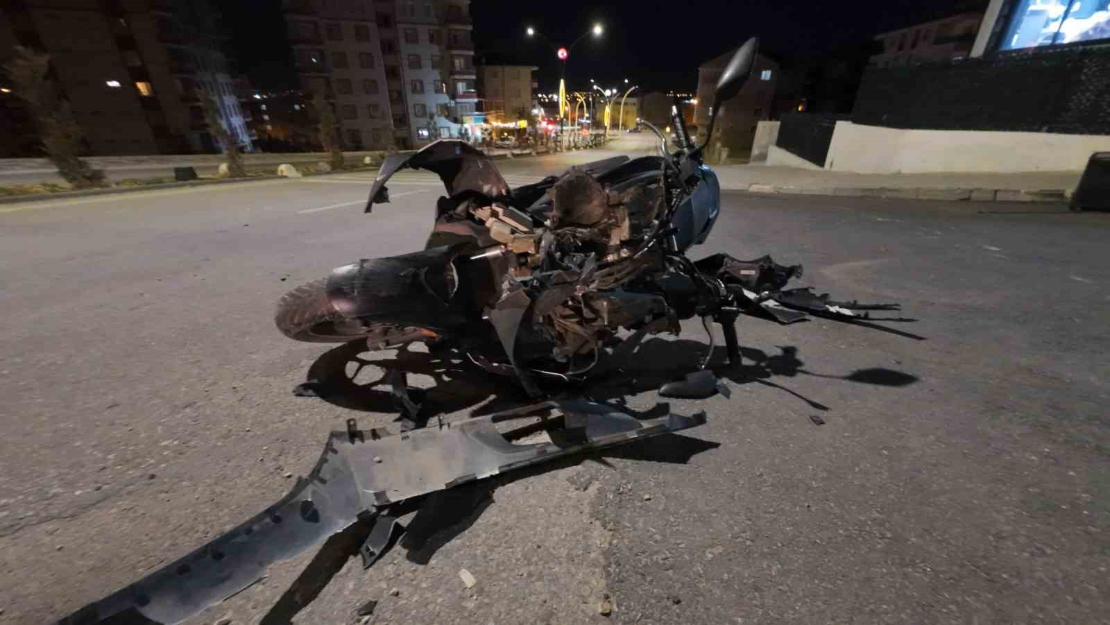 Motosikletin yayayı havaya uçurduğu an kameraya yansıdı: 2 yaralı
