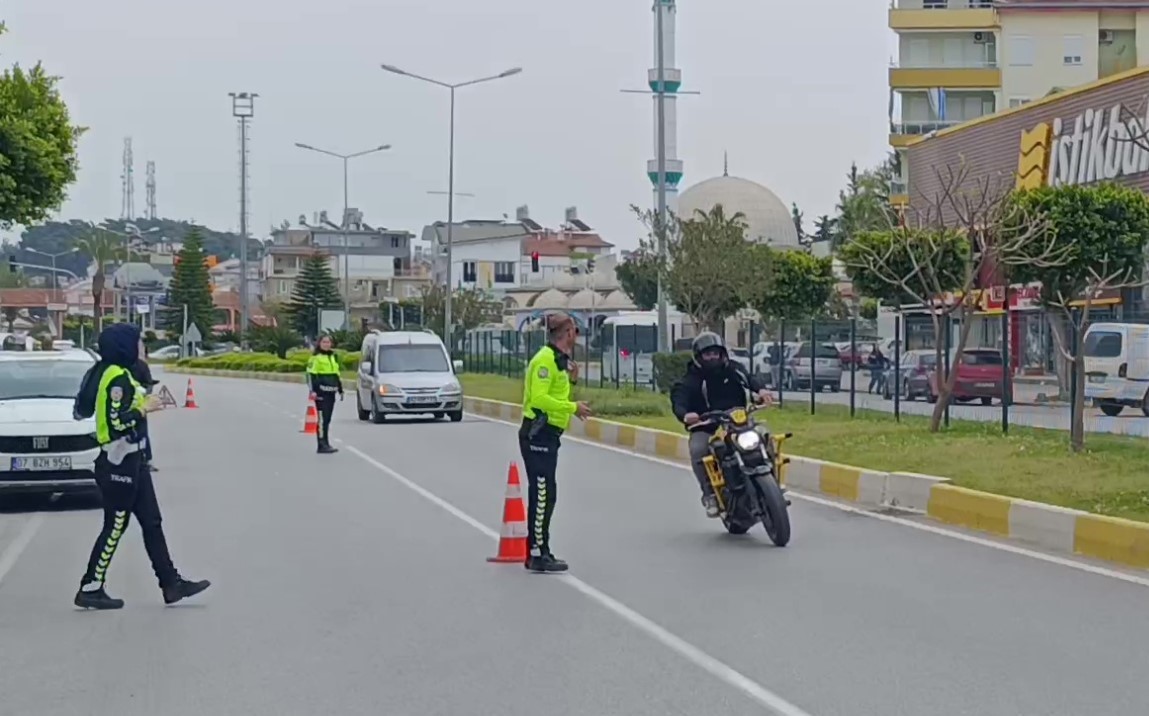 Motosikletini uygulama yapan polislerin üzerine sürüp kaçtı
