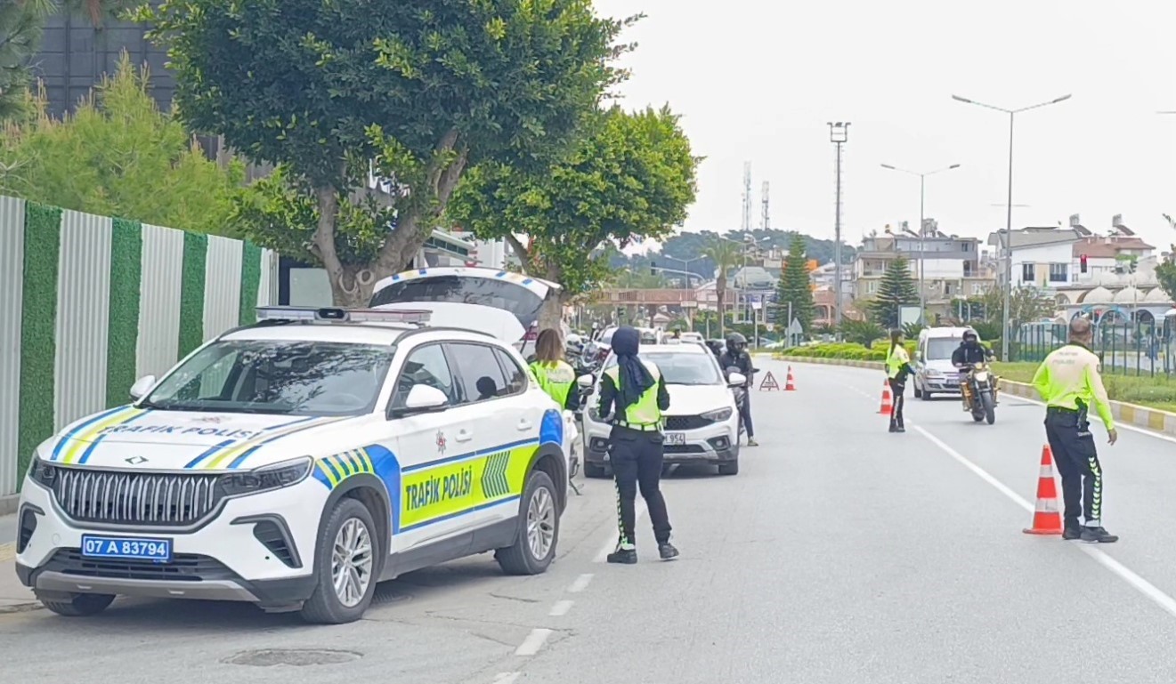Motosikletini uygulama yapan polislerin üzerine sürüp kaçtı
